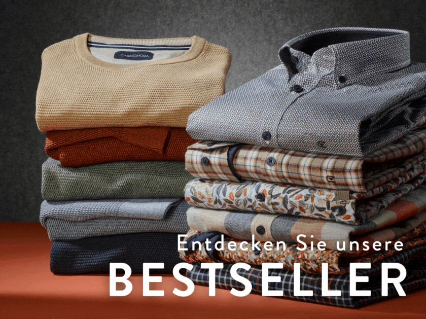 Ein Stapel an Pullovern sowie ein Stapel an Hemden und aufgehangene Jacken in verschiedenen Farben von CASAMODA