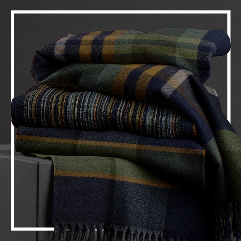 Gestapelte Accessoires von CASAMODA mit schwarzem Overlayer