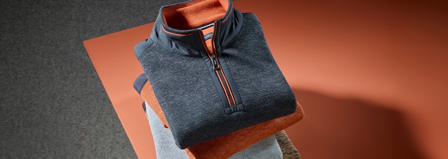 Ein Stapel mit Stricktroyern von CASAMODA