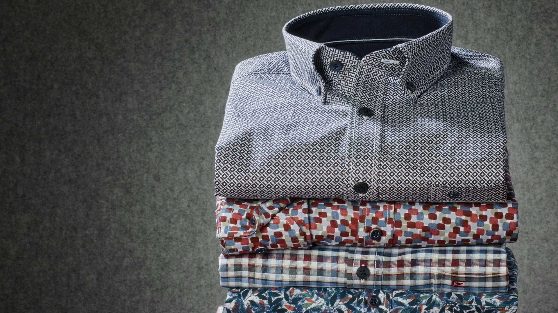 Stapel aus fünf Casamoda Hemden mit Mustern und Karos in warmen Farben