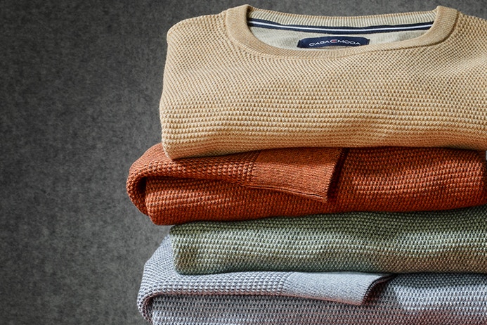 Gefaltete Casamoda Pullover in gedeckten Farben und gestapelt