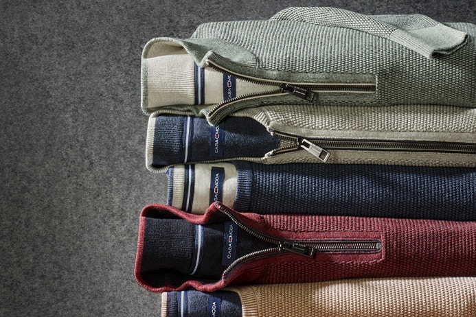 Gestapelte Sweatshirts von CASAMODA