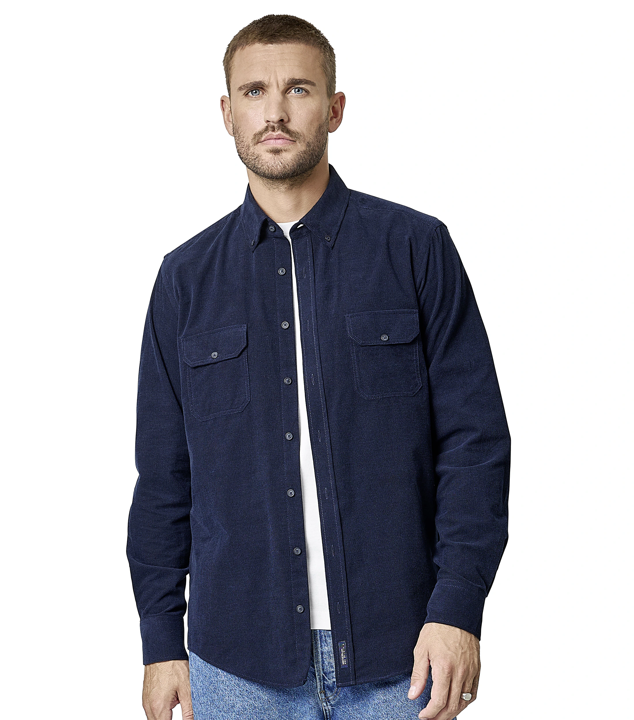 Model mit dunkelblauem Cord Hemd und weißem T-Shirt