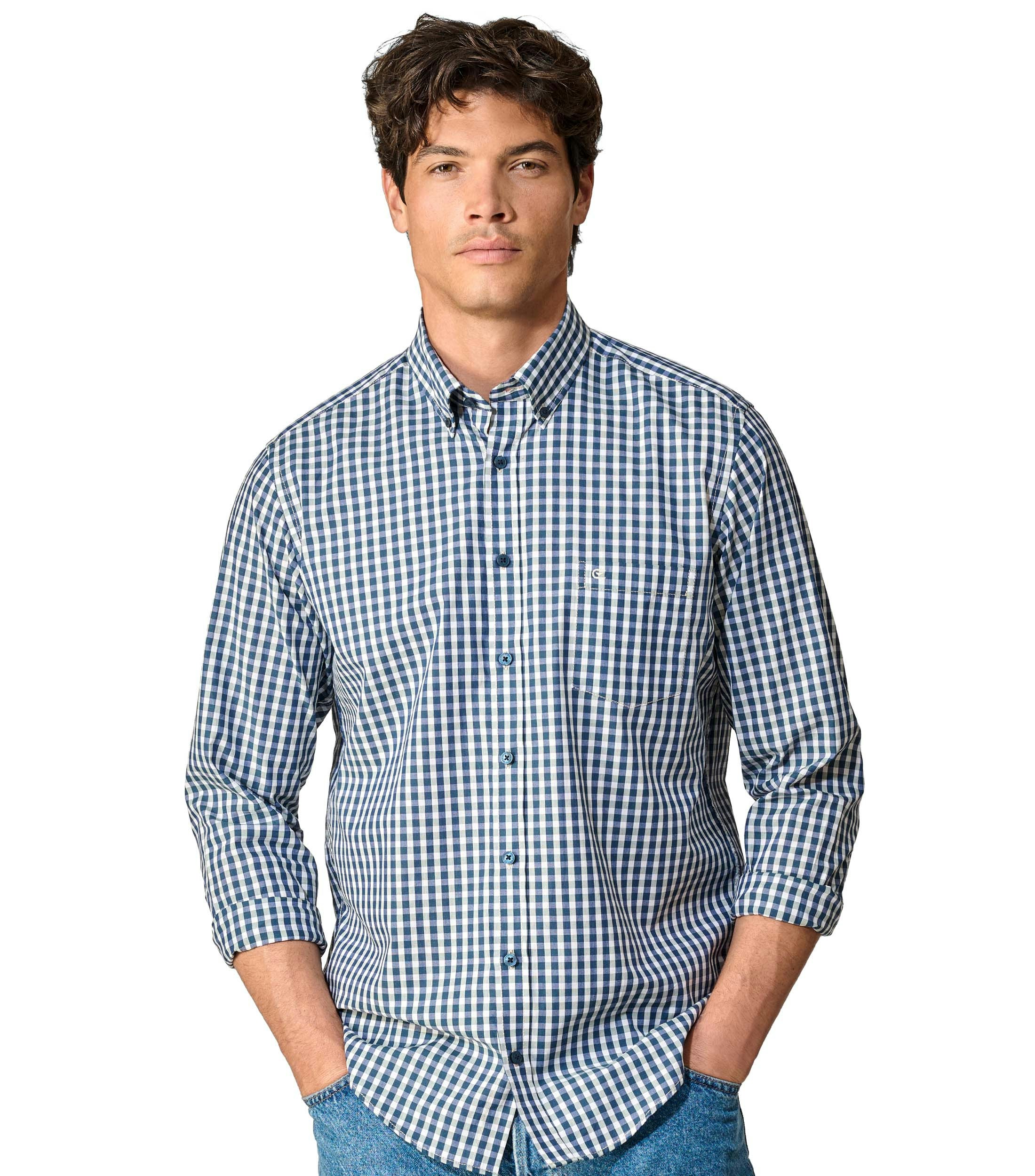 Model in einem Melange Hemd