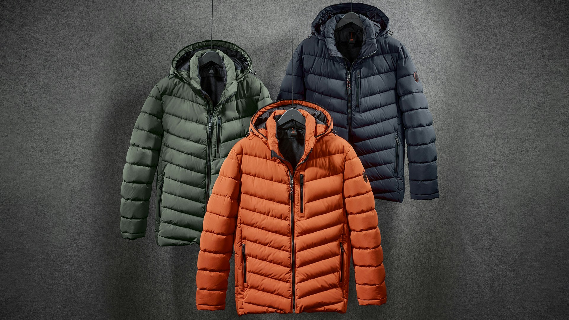 Steppjacken Vielfalt in verschiedenen Farben von CASAMODA hängen in der Luft