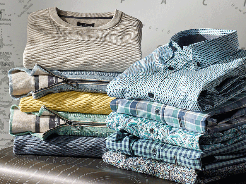 Verschiedenfarbige Steppjacken, Pullover und Hemden von CASAMODA