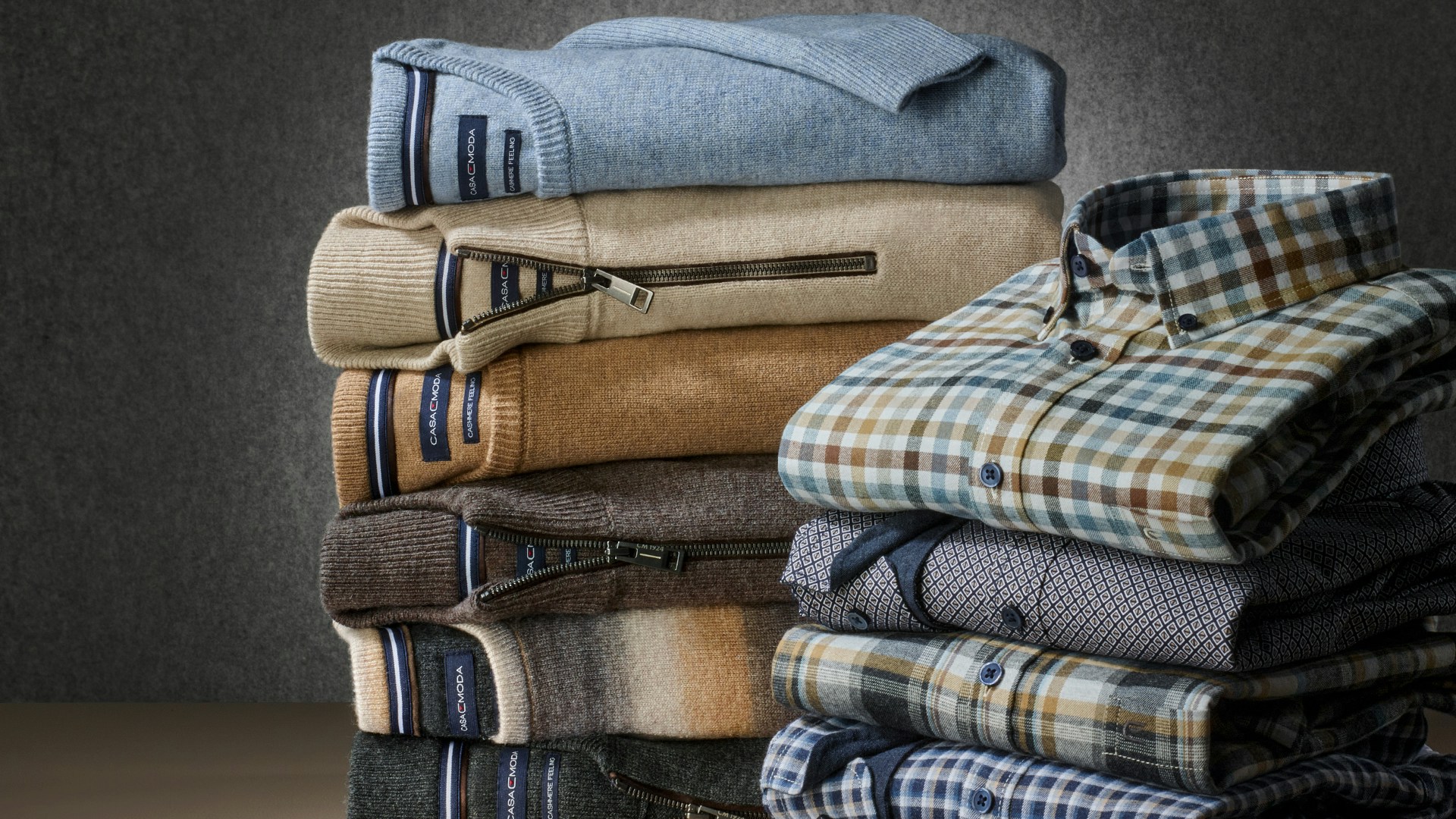 Gestapelte Pullover und Freizeithemden von CASAMODA