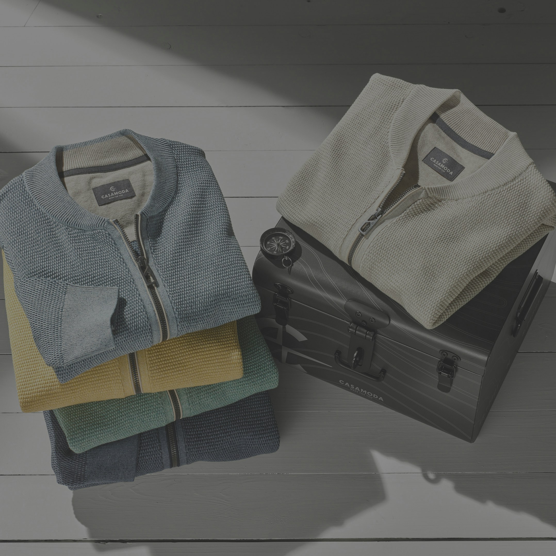 Zwei Stapel mit Strickartikeln