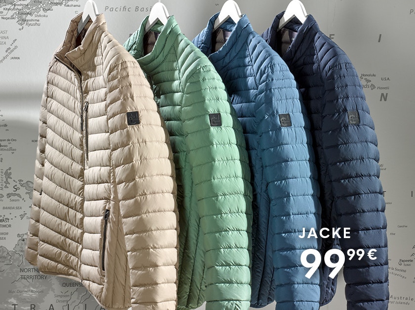 Mehrere gesteppte Jacken in Beige, Grün, Blau und Dunkelblau hängen nebeneinander auf weißen Kleiderbügeln an einer Metallstange vor einer Wand mit Weltkartenmotiv.