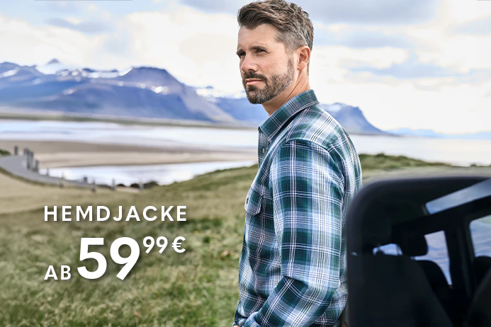 Thore Schölermann steht im Profil vor einer Landschaft mit Wasser und Bergen und trägt ein kariertes Hemd in Blau- und Grüntönen