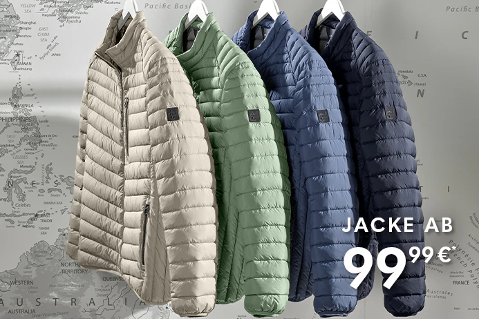 Mehrere gesteppte Jacken in Beige, Grün, Blau und Dunkelblau hängen nebeneinander auf weißen Kleiderbügeln an einer Metallstange vor einer Wand mit Weltkartenmotiv.