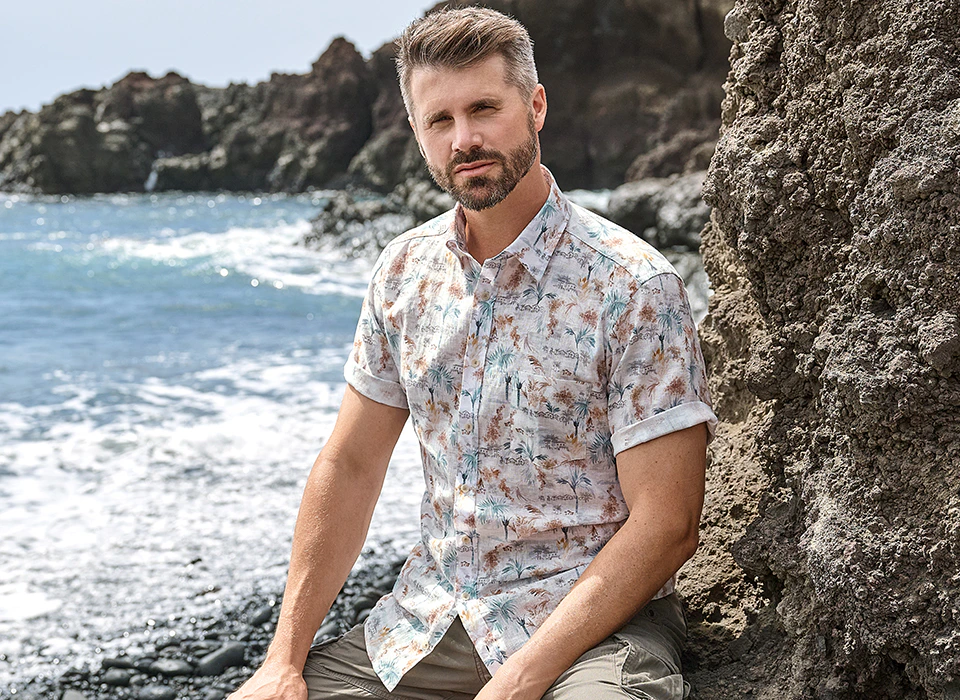 Herren Kurzarmhemd mit tropischem Print in Naturtönen am felsigen Strand