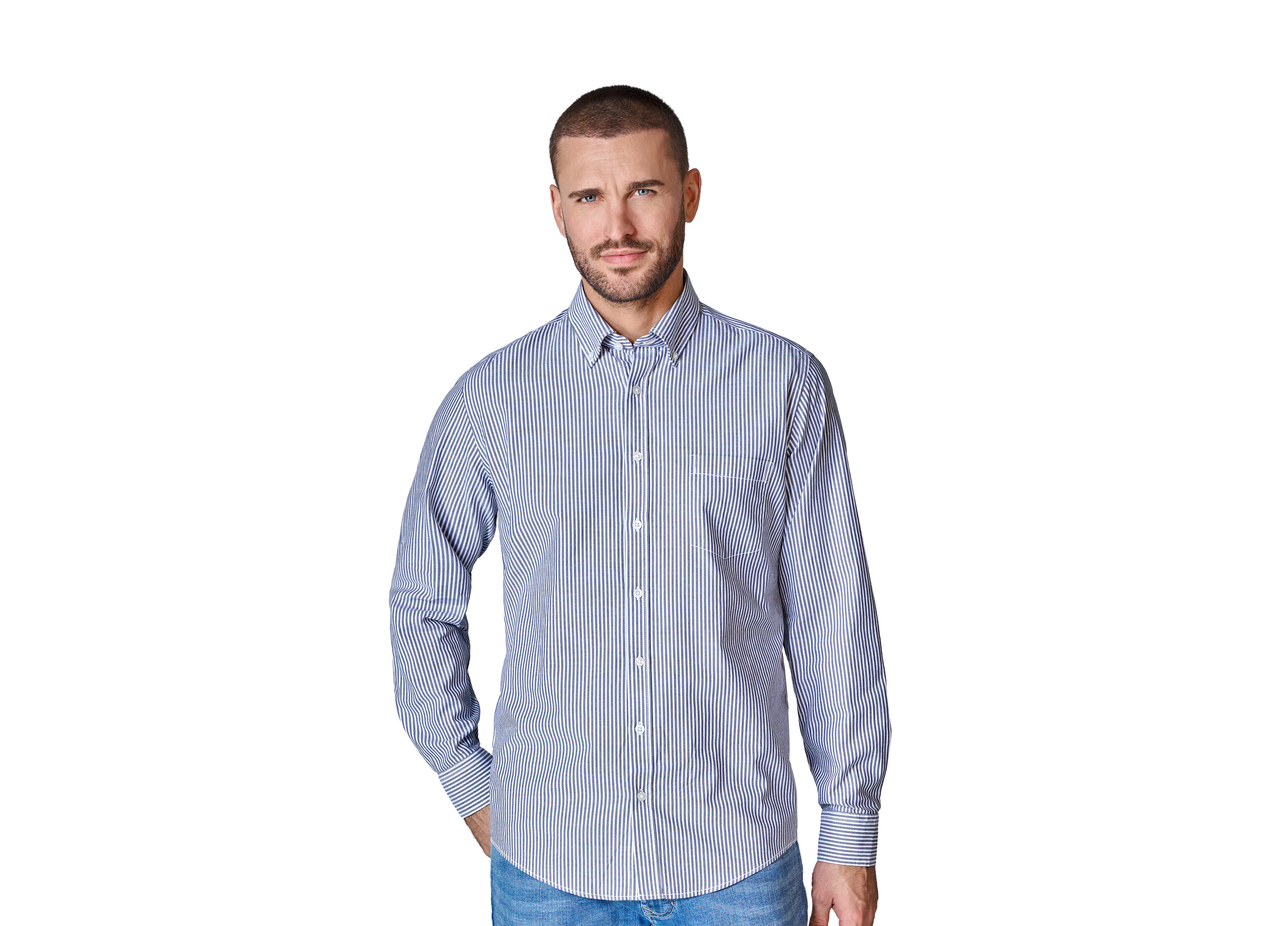 Model in einem blau weiß gestreiften Fil Coupé Hemd
