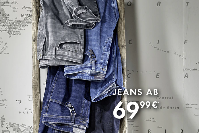 Mehrere gefaltete Jeans in verschiedenen Blautönen liegen übereinander auf einer Holzleiter. An einigen Gürtelschlaufen sind Metall-Clips befestigt.