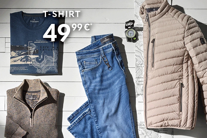 Flach liegende Produktkombination: links ein gefaltetes blaues T-Shirt mit Print, in der Mitte liegt eine gefaltete blaue Jeans. Rechts eine beige gesteppte Jacke mit Reißverschluss und Seitentaschen. Hintergrund ist weißer Holzboden mit Kartenelementen, Kompass und Koffer.