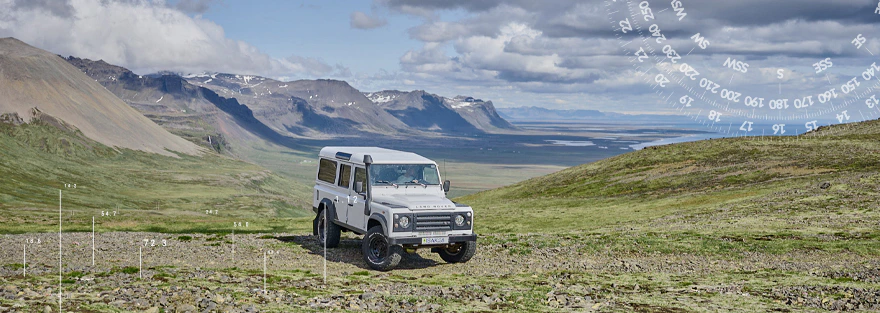SUV in grüner Landschaft