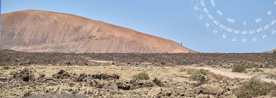 Eine Wüste mit einem Berg im Hintergrund