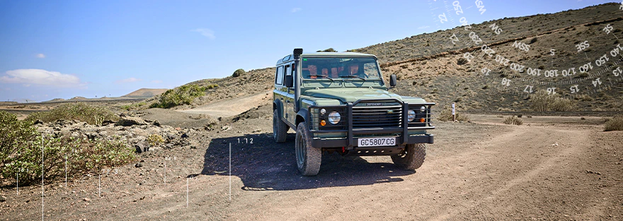 SUV auf einem Schotterweg