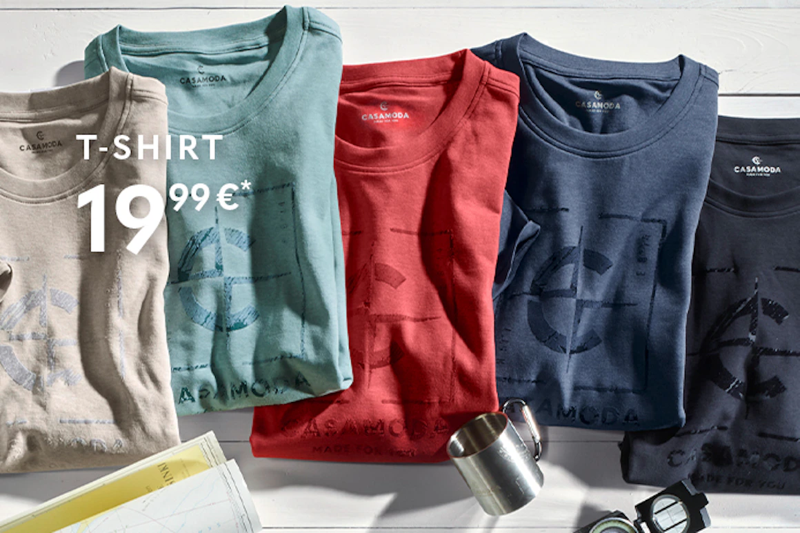 CASAMODA Herren T-Shirts mit CASAMODA Logo Print in vielen Farben dekorativ auf hellem Holzhintergrund