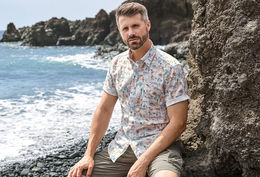 Herren Kurzarmhemd mit tropischem Print in Naturtönen am felsigen Strand