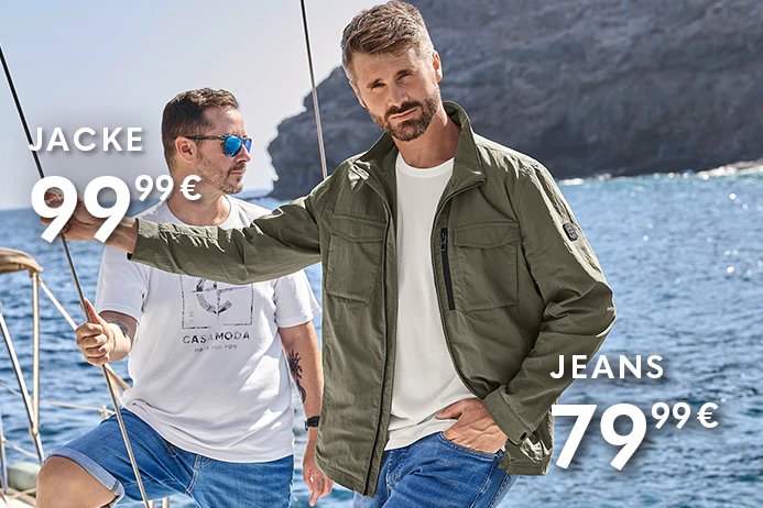 Herren Freizeitjacke in Oliv über weißem T-Shirt und Jeans auf einem Segelboot am Meer