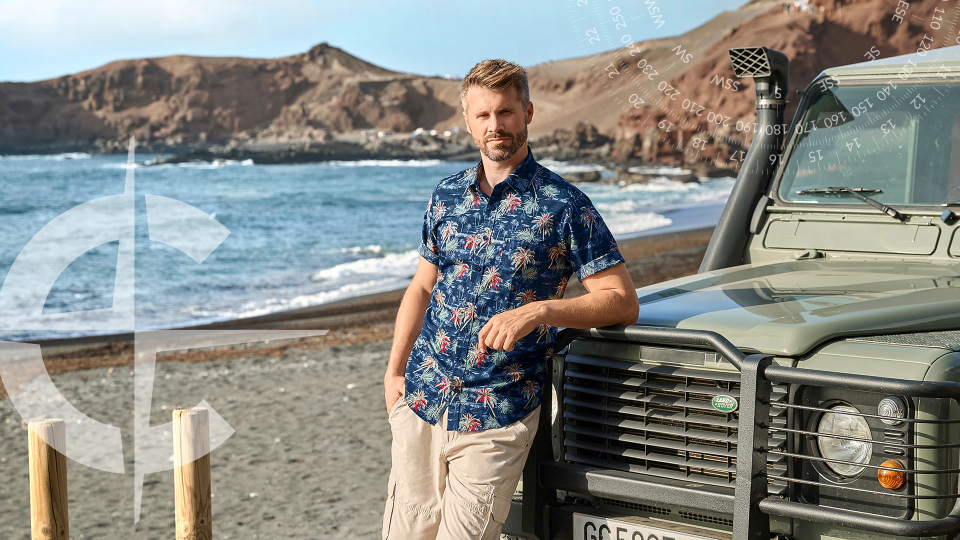 CASAMODA Herren-Sommeroutfit mit blauem Kurzarmhemd und beiger Cargoshorts am Küstenstrand