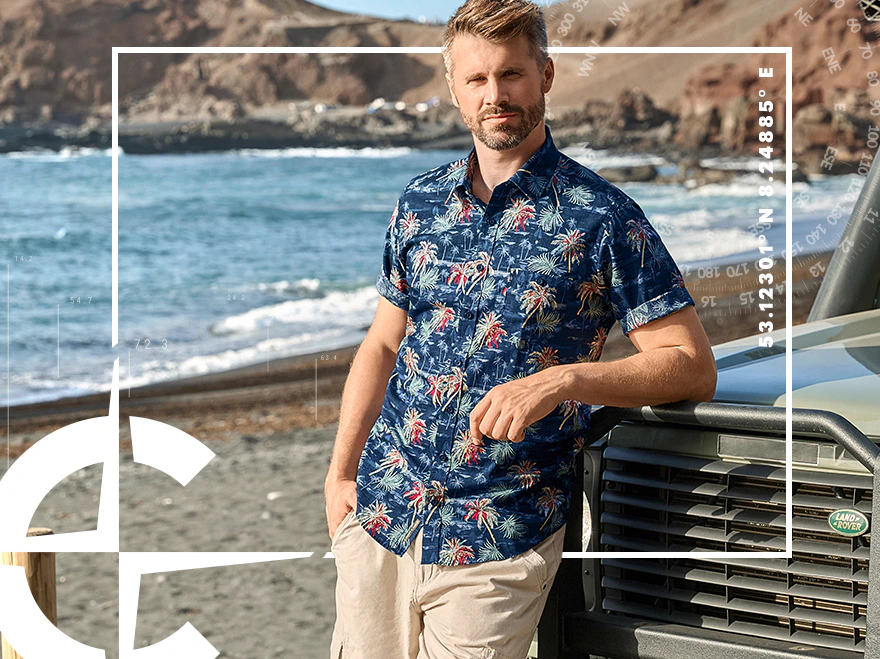 CASAMODA Herren-Sommeroutfit mit blauem Kurzarmhemd und beiger Cargoshorts am Küstenstrand