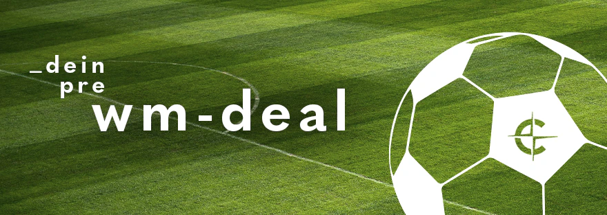 Rasenfläche mit weißer Aufschrift _dein pre wm-deal und einem Fußball mit CASAMODA Logo im Vordergrund