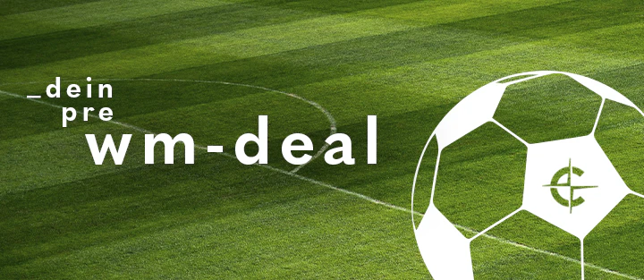 Rasenfläche mit weißer Aufschrift _dein pre wm-deal und einem Fußball mit CASAMODA Logo im Vordergrund