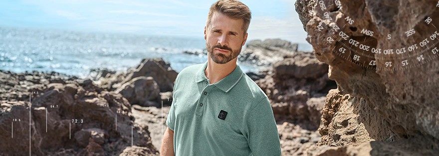 CASAMODA Herren-Poloshirt in Mintgrün vor felsiger Küstenlandschaft