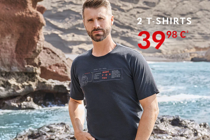 CASAMODA Herren-T-Shirt in Dunkelblau mit Jeansshorts vor Küstenfelsen und Meer