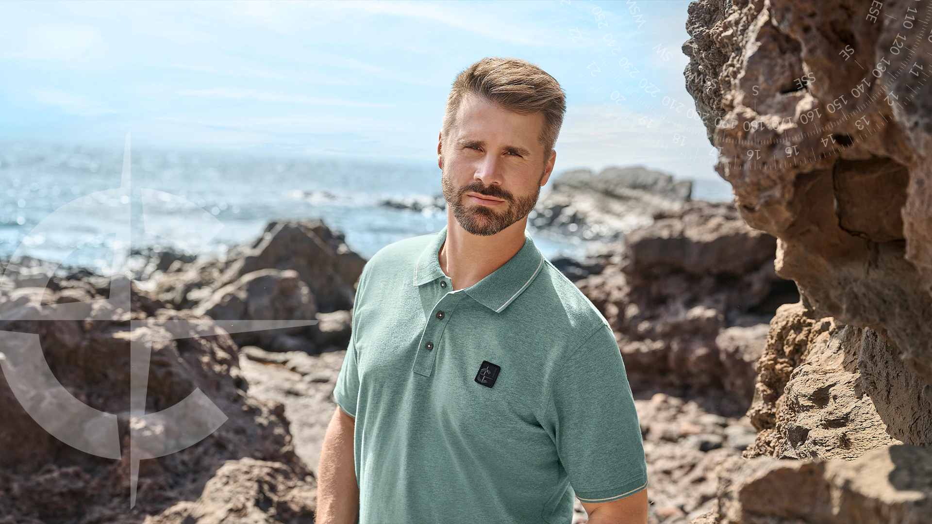 CASAMODA Herren-Poloshirt in Mintgrün vor felsiger Küstenlandschaft