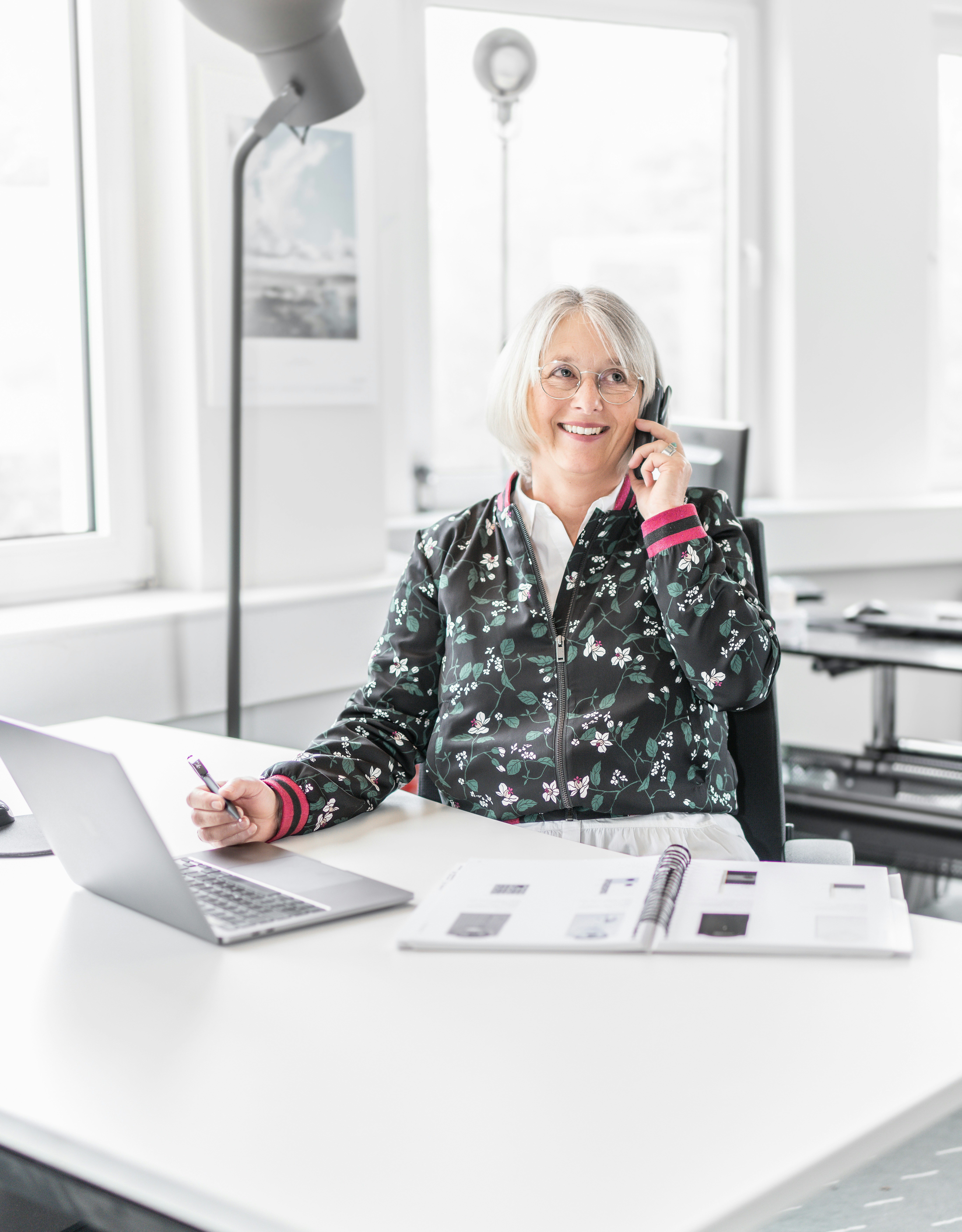 Mitarbeiterin am telefonieren 