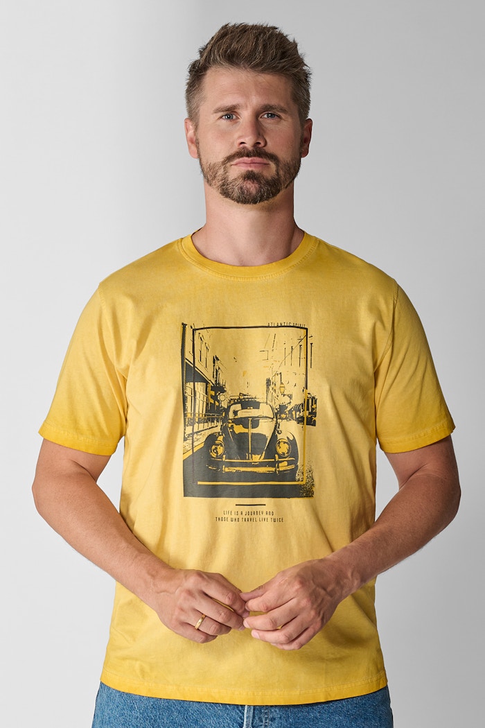 Thore Schölermann präsentiert ein gelbes T-Shirt von Casamoda