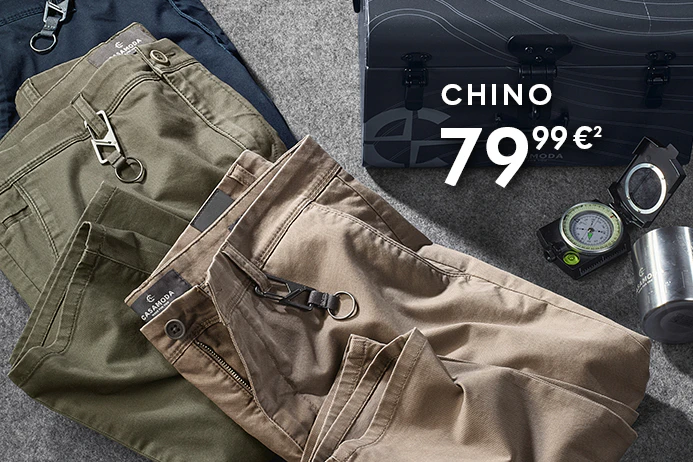 Herren-Chinos in Olivgrün und Beige mit Karabiner-Details und Outdoor-Accessoires.