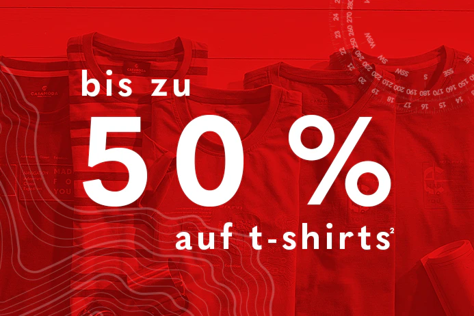 CASAMODA Herren T-Shirts mit CASAMODA Logo Print in vielen Farben dekorativ auf hellem Holzhintergrund mit einem roten Overlayer mit dem Schriftzug bis zu 50% auf t-shirts