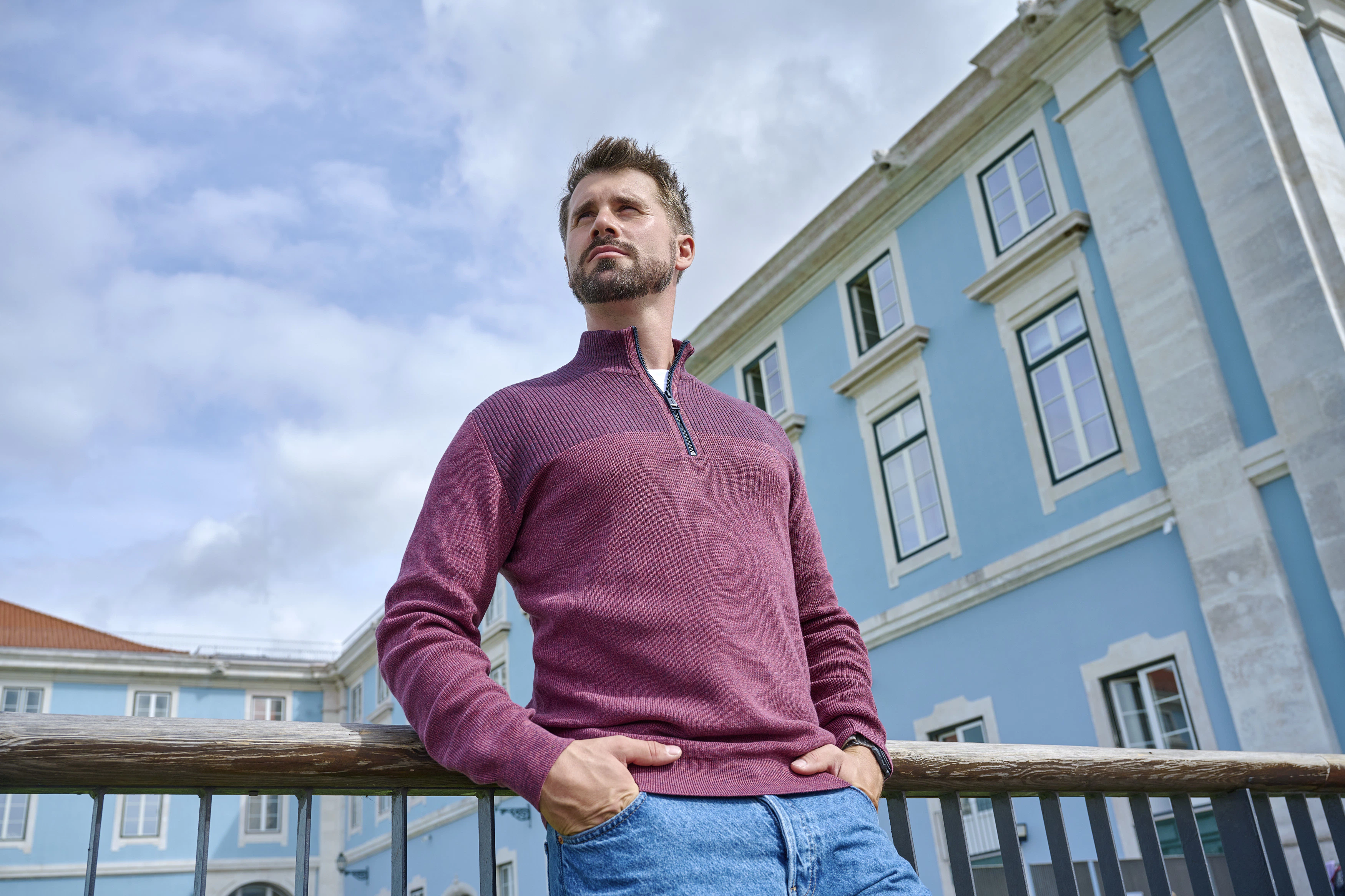 Thore Schölermann posiert mit einem roten Troyer von Casamoda