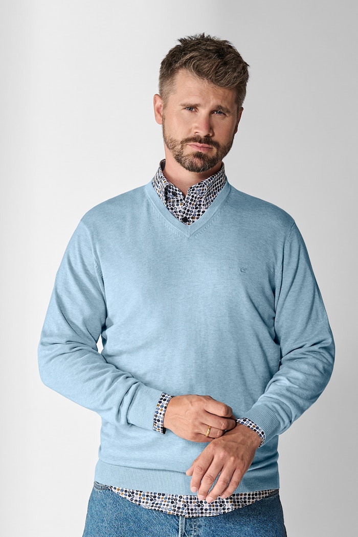 Thore Schölermann präsentiert einen blauen V-Pullover von Casamoda