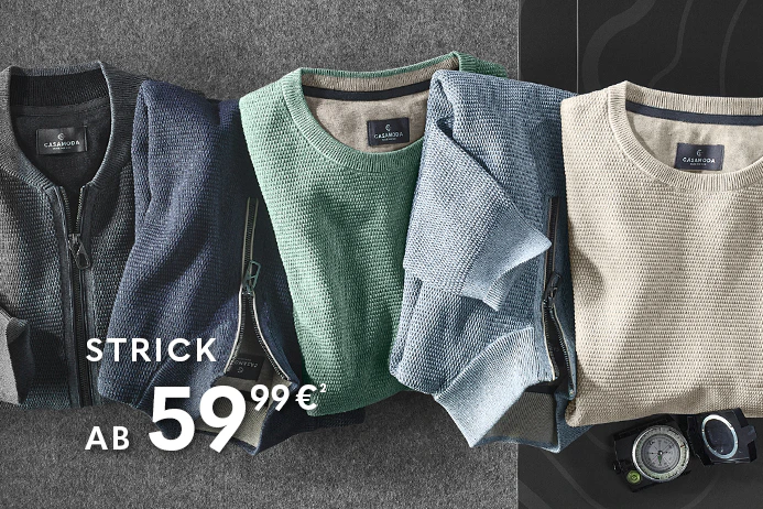 Herren-Strickmode in Dunkelblau, Grün, Hellblau und Beige liegt gefaltet nebeneinander.