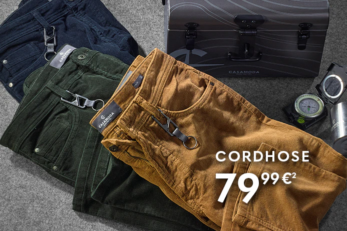 CASAMODA Herren-Cordhosen in Dunkelblau, Dunkelgrün und Cognac, dekorativ arrangiert mit Kompass und Reiseaccessoires.