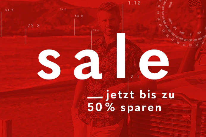 CASAMODA Herren-Sommeroutfit mit blauem Kurzarmhemd und beiger Cargoshorts am Küstenstrand mit rotem Overlayer mit der Aufschrift Sale jetzt bis zu 50% sparen