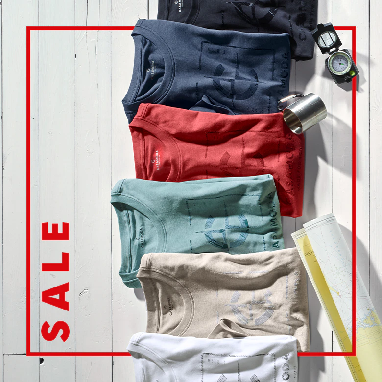 CASAMODA Herren T-Shirts mit CASAMODA Logo Print in vielen Farben dekorativ auf hellem Holzhintergrund