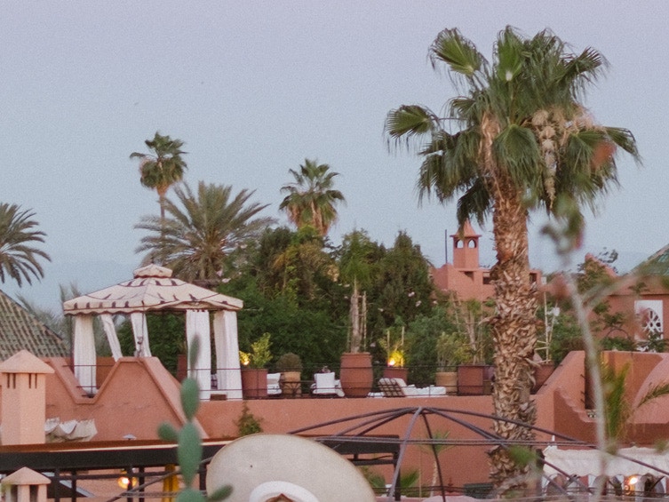 Die Stadt Marrakesch Kulisse mit Palmen.