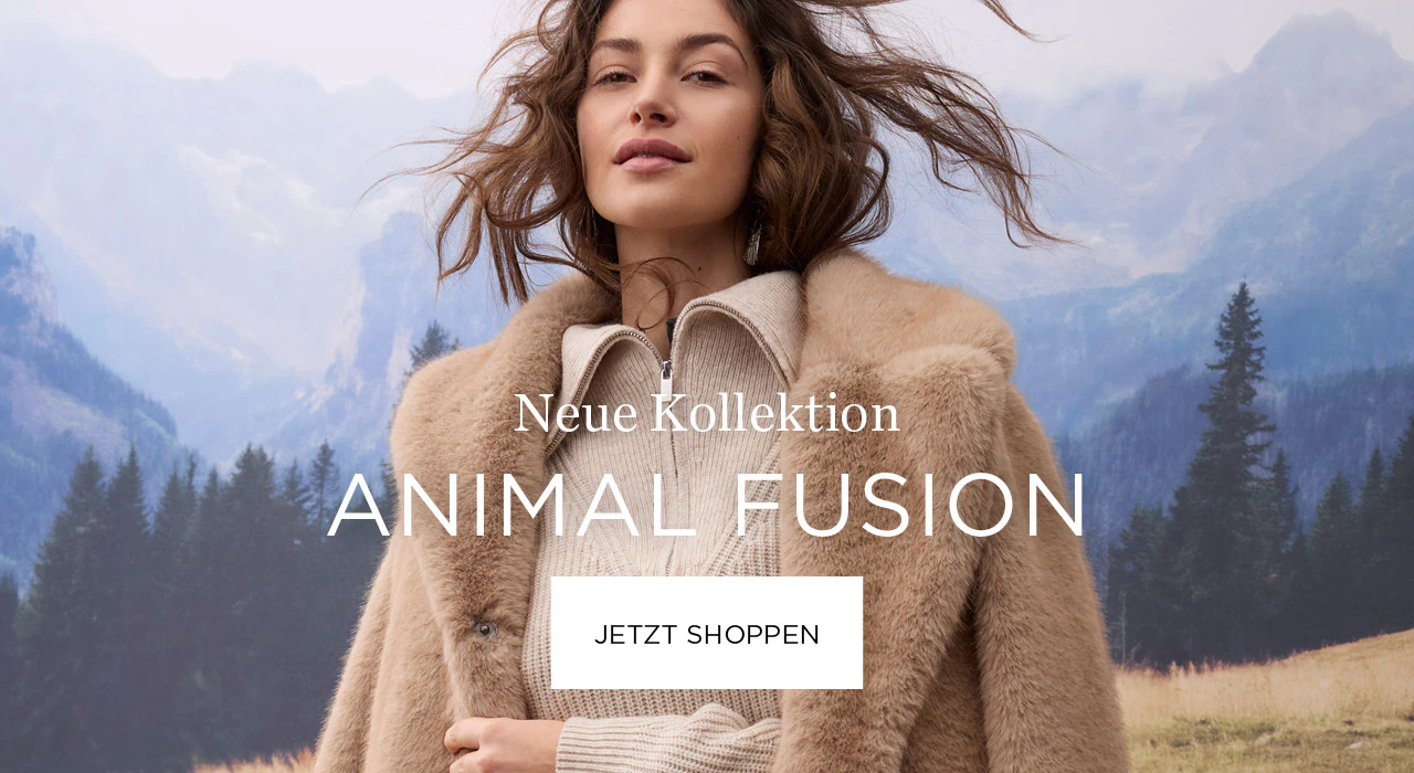 Damenmode im Herbst: Model trägt einen langen beigefarbenen Mantel über einem hellen Strickpullover und einem braun karierten Oberteil, dazu eine schwarze Lederhose. Schriftzug: Neue Kollektion-Animal Fusion Klickfläche Jetzt shoppen