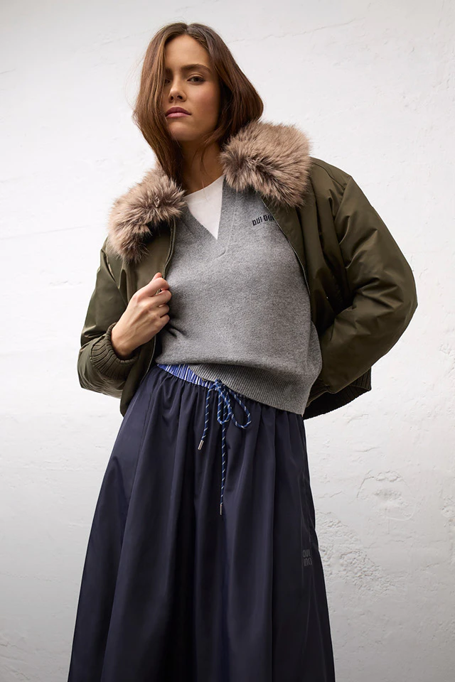 Damenmode von Oui mit Strickpullover, Jacke mit Fellkragen und Rock.