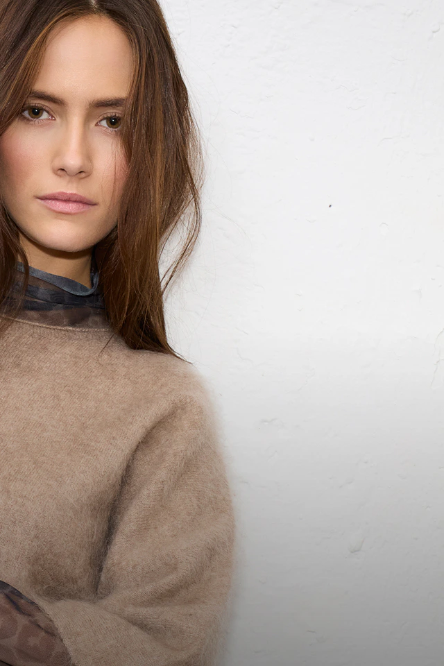 Damenmode von Oui mit braunem Strickpullover und Leo Bluse aus der aktuellen Kollektion.