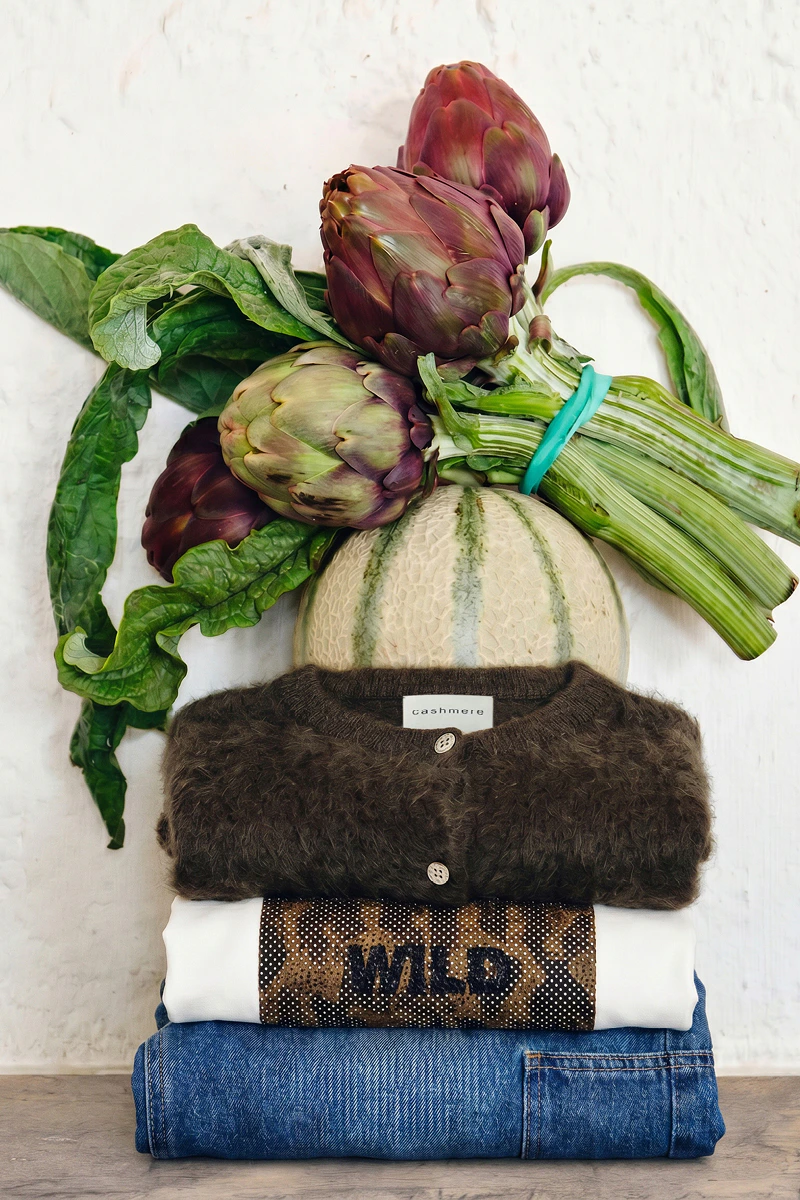 Women’s fashion from Oui, featuring a cashmere cardigan, T-shirt and jeans.