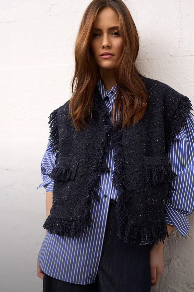 Women’s fashion from Oui, featuring a striped blouse, a dark blue waistcoat and matching trousers.