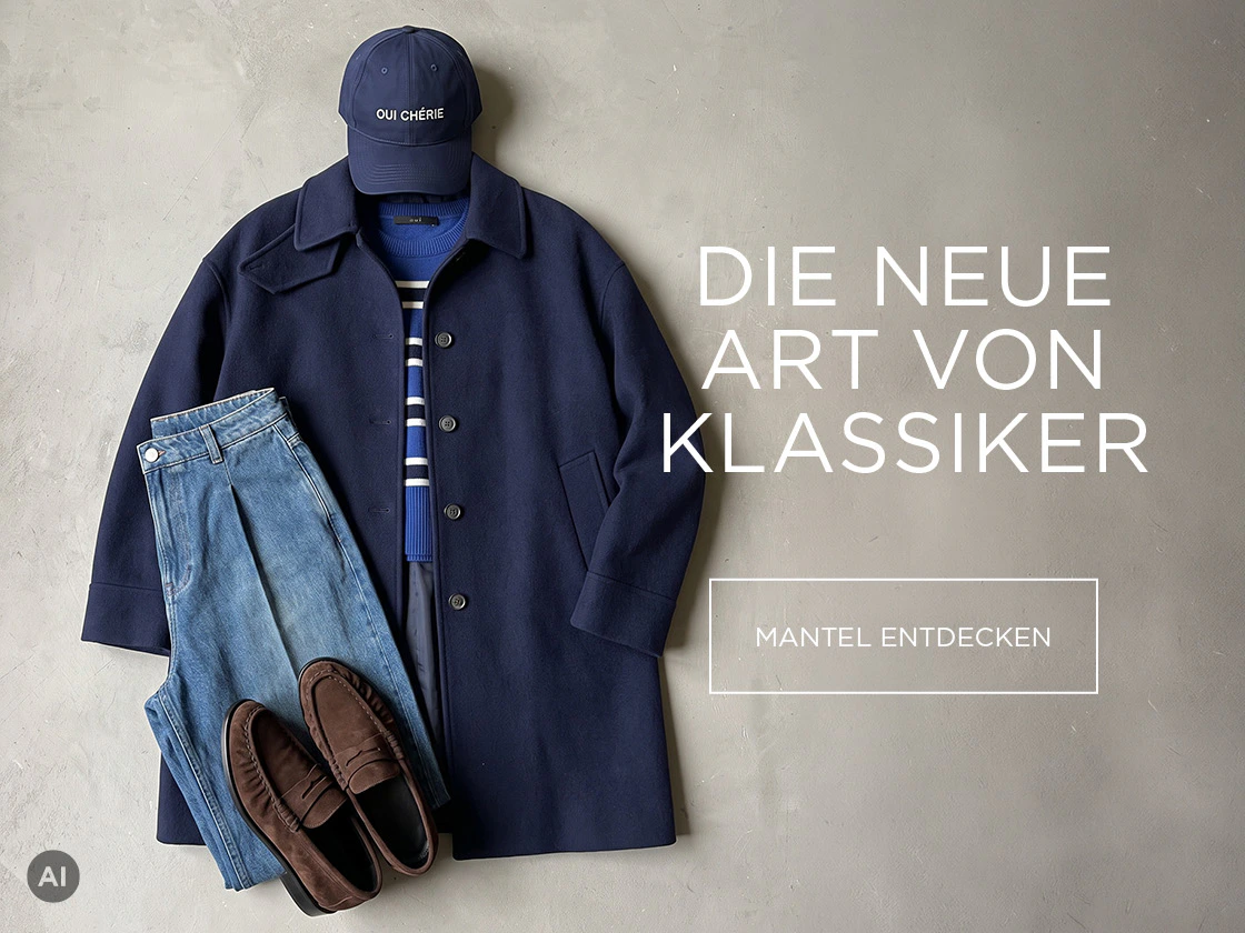 Klassischer navyfarbener Mantel von Oui, kombiniert mit blauem Streifenpullover, Jeans, Cap und braunen Loafern vor neutralem Hintergrund.
