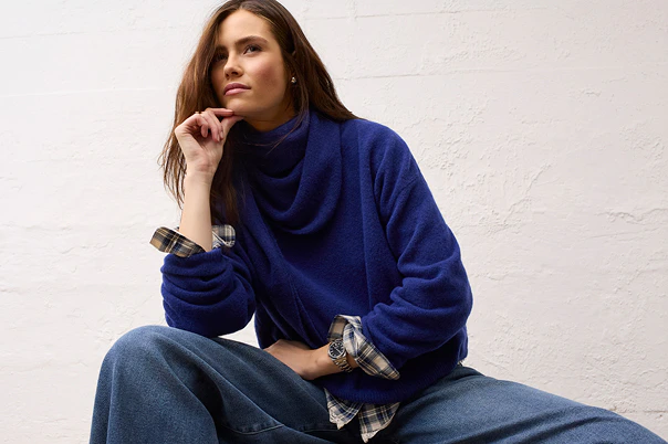 Damenmode von Oui mit Rollkragenpullover, karierter Bluse und Jeans